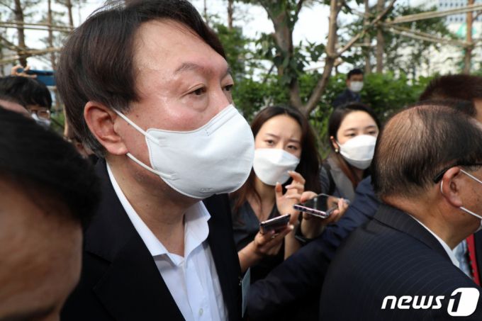 윤석열 전 검찰총장이 9일 서울 중구 남산예장공원에서 열린 독립운동가 우당 이회영 선생 기념관 개관식에 참석해 기념관으로 이동 중 취재진의 질문을 듣고 있다. /사진=뉴스1