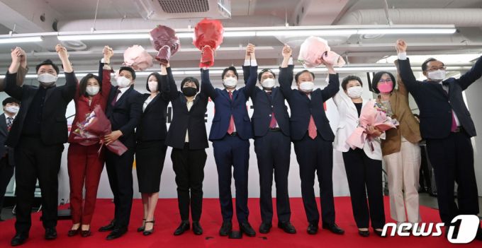 (서울=뉴스1) 오대일 기자 = 이준석 국민의힘 신임 대표가 11일 오전 서울 영등포구 국민의힘 당사에서 열린 전당대회에서 최고위원들과 포즈를 취하고 있다. 왼쪽 세번째부터 김용태 청년최고위원, 배현진, 조수진 최고위원, 이 대표, 김재원, 정미경 최고위원. '30대·0선'의 이 대표는 역대급 전당대회 흥행을 주도한 끝에 헌정사상 최초의 30대 보수정당 대표에 올랐다. 2021.6.11/뉴스1