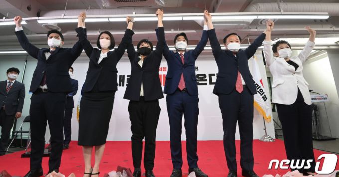 이준석 국민의힘 신임 대표가 11일 오전 서울 영등포구 국민의힘 당사에서 열린 전당대회에서 최고위원들과 포즈를 취하고 있다. 왼쪽부터 김용태 청년최고위원, 배현진, 조수진 최고위원, 이 대표, 김재원, 정미경 최고위원. '30대·0선'의 이 대표는 역대급 전당대회 흥행을 주도한 끝에 헌정사상 최초의 30대 보수정당 대표에 올랐다. /사진=뉴스1