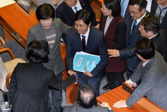 = 더불어민주당 김광진 의원이 24일 테러방지법 처리를 막기 위해 무제한 토론(필리버스터)에 첫번째 토론자로 나서 5시간 32분 동안 발언을 마치고 의원들의 격려를 받고 있다. 더불어민주당은 이날 테러방지법 처리를 막기 위한 무제한 토론(필리버스터)을 시작했다. 필리버스터는 무제한 토론으로 법안의 처리를 막는 것이다. 김광진 의원은 이날 오후 7시 7분 무제한 토론을 시작한 뒤 날짜를 넘겨 다음날(24일) 0시 32분까지 연설했다. 필리버스터의 대표적 사례로 꼽히는 고(故) 김대중(DJ) 전 대통령의 5시간 19분 장시간 연설을 넘어선 기록이다. 2016.2.24/뉴스1