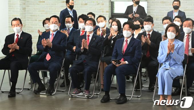 (서울=뉴스1) 오대일 기자 = 11일 오전 서울 영등포구 국민의힘 당사에서 열린 전당대회에서 나경원(앞줄 오른쪽부터), 이준석, 조경태, 주호영, 홍문표 후보가 개표 결과 발표를 앞두고  박수치고 있다. 2021.6.11/뉴스1