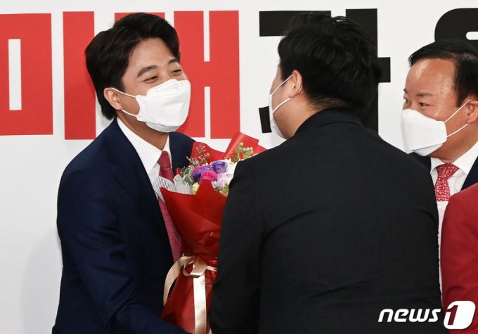 (서울=뉴스1) 오대일 기자 = 이준석 국민의힘 신임 대표가 11일 오전 서울 영등포구 국민의힘 당사에서 열린 전당대회에서 당선자 발표 후 웃음짓고 있다. '30대·0선'의 이 대표는 역대급 전당대회 흥행을 주도한 끝에 헌정사상 최초의 30대 보수정당 대표에 올랐다. 2021.6.11/뉴스1