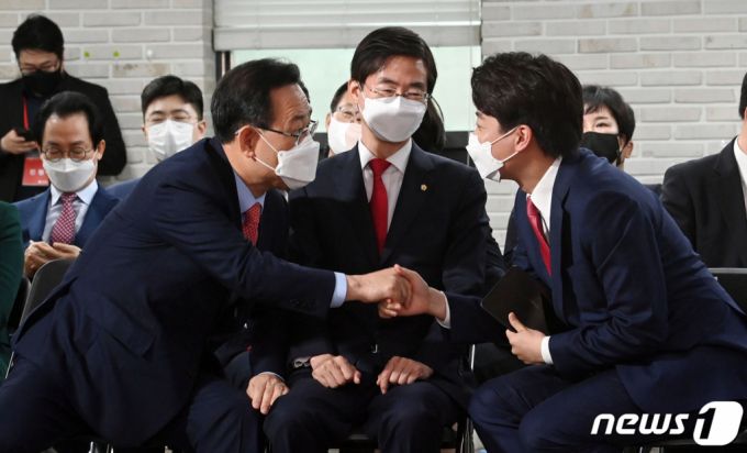 이준석 국민의힘 신임 대표가 11일 오전 서울 영등포구 국민의힘 당사에서 열린 전당대회에서 당선 확정 후 주호영 후보와 악수하고 있다. /사진=뉴스1