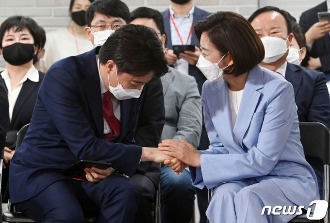 이준석 국민의힘 신임 대표가 11일 오전 서울 영등포구 국민의힘 당사에서 열린 전당대회에서 당선 확정 후 나경원 대표와 악수하고 있다. /사진=뉴스1