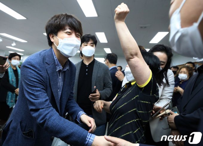 이준석 국민의힘 당대표 후보가 7일 오전 인천시 남동구 국민의힘 인천시당에서 열린 당원 간담회에 참석해 당원들과 인사를 나누고 있다. /사진=뉴스1