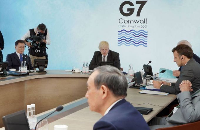[콘월(영국)=뉴시스]박영태 기자 = 문재인 대통령이 13일(현지시간) 영국 콘월 카비스베이에서 열린 '기후변화 및 환경' 방안을 다룰 G7 확대회의 3세션에 참석해 있다. 왼쪽부터 시계방향으로 남아공 시릴 라마포사 대통령, 문 대통령, 영국 보리스 존슨 총리, 미국 조 바이든 미국 대통령, 프랑스 에마뉘엘 마크롱 대통령, 일본 스가 요시히데 총리. 2021.06.13. since1999@newsis.com