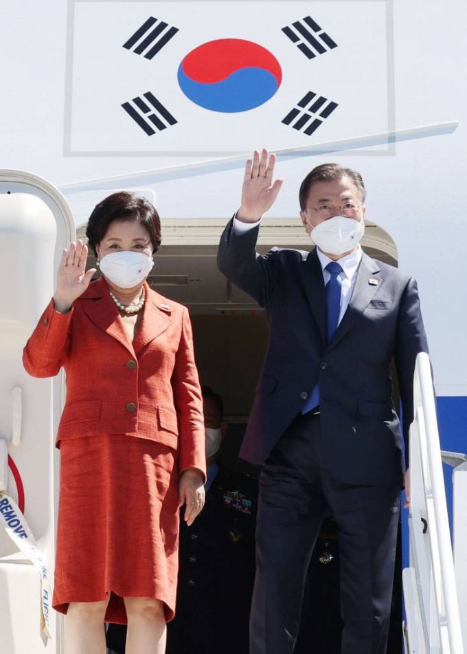 [콘월(영국)=뉴시스]박영태 기자 =  G7(주요 7개국) 정상회의에 참석했던 문재인 대통령과 김정숙 여사가 13일 오후(현지시간) 영국 콘월 뉴키 공항에서 출발에 앞서 환송인사들에게 손을 흔들고 있다. 2021.06.13. since1999@newsis.com