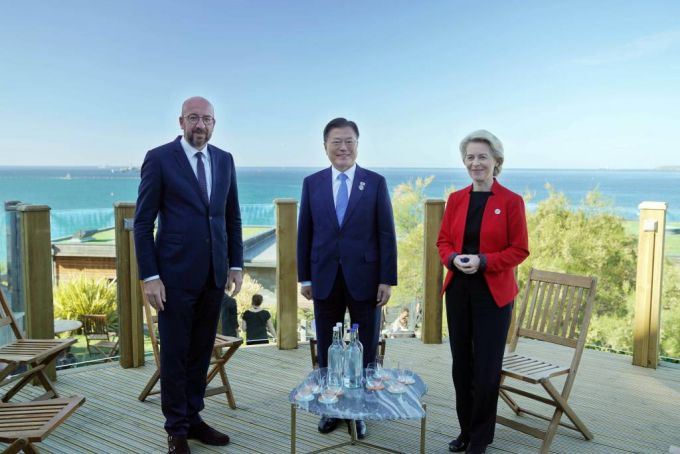 [콘월(영국)=뉴시스]박영태 기자 = 문재인 대통령이 12일(현지시간) 영국 콘월 카비스베이 양자회담장에서 우르줄라 폰데어라이엔(오른쪽) EU 집행위원장, 샤를 미셸(왼쪽) EU 정상회의 상임의장과 한-EU 정상회담을 하고 있다. 2021.06.13. since1999@newsis.com