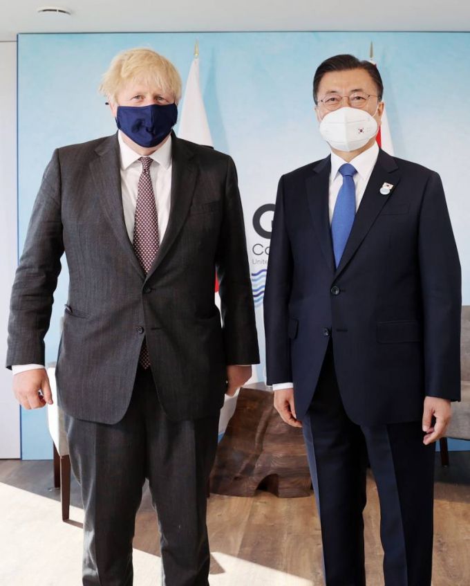 [콘월(영국)=뉴시스]박영태 기자 = G7 정상회의 참석차 영국을 방문 중인 문재인 대통령이 13일(현지시간) 영국 콘월 카비스베이 양자회담장에서 보리스 존슨 영국 총리와 한-영 정상회담을 하기 전 기념촬영을 하고 있다. 2021.06.13. since1999@newsis.com