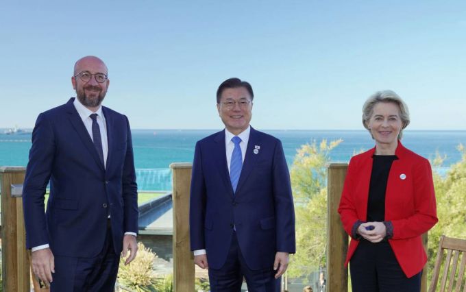 [콘월(영국)=뉴시스]박영태 기자 = 문재인 대통령이 12일(현지시간) 영국 콘월 카비스베이 양자회담장에서 우르줄라 폰데어라이엔(오른쪽) EU 집행위원장과 샤를 미셸(왼쪽) EU 정상회의 상임의장과 한-EU 정상회담을 하고 있다. 2021.06.13. since1999@newsis.com