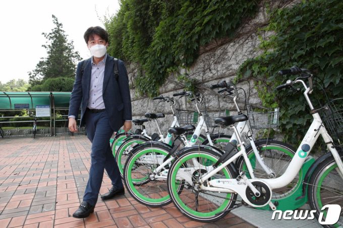 이준석 국민의힘 신임 대표가 13일 오전 서울 자전거 '따릉이'를 타고 서울 여의도 국회의사당역에서 국회로 첫 출근을 하고 있다. 대표실 한 관계자는 “이 대표는 평소에도 따릉이를 애용했으며, 당 대표 차량은 있으나 운전 기사를 아직 구하지 못했다”라고 전했다. /사진=뉴스1.