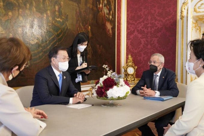 [비엔나(오스트리아)=뉴시스박영태 기자 = 오스트리아를 국빈 방문중인 문재인 대통령이 14일(현지시간) 비엔나 호프부르크궁에서 알렉산더 판 데어 벨렌 대통령과 사전환담을 하고 있다. 2021.06.14. since1999@newsis.com