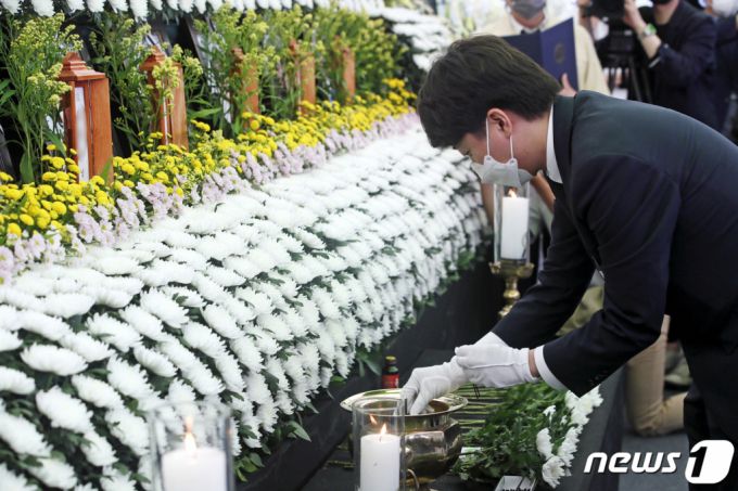 (광주=뉴스1) 황희규 기자 = 이준석 국민의힘 당 대표가 14일 오전 광주 동구청에 마련된 학동4구역 재개발 붕괴 참사 희생자 합동분향소에서 당 지도부와 참배하고 있다. 2021.6.14/뉴스1