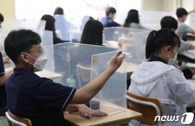 수도권 중학교의 등교수업이 확대 실시된 14일 오전 경기도 수원시 권선구 화홍중학교/사진=뉴스1