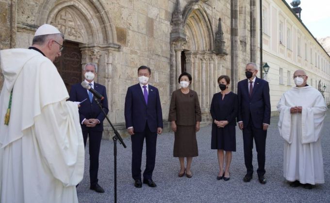 [비엔나(오스트리아)=뉴시스박영태 기자 = 오스트리아를 국빈 방문 중인 문재인 대통령과 김정숙 여사가 15일(현지시간) 오스트리아 비엔나 하일리겐크로이츠 수도원을 알렉산더 판 데어 벨렌 대통령 내외와 방문, 수도원장의 환영사를 듣고 있다. 2021.06.15. since1999@newsis.com