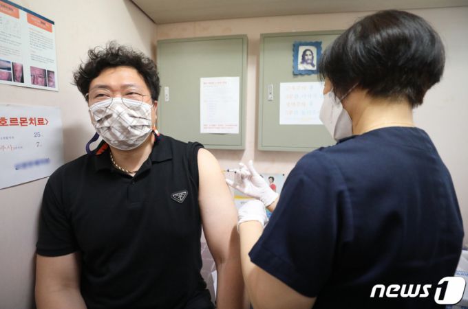 (서울=뉴스1) 임세영 기자 = 신종 코로나바이러스 감염증(코로나19) 얀센 백신 접종 이틀째인 11일 오전 서울 종로구의 한 의원에서 시민이 얀센 백신접종을 하고 있다. 한편, 코로나19 중앙방역대책본부는 정례 브리핑에서 60~74세 예약자 동의하면 AZ 대신 얀센 접종 가능하게 조치한다고 밝혔다. 2021.6.11/뉴스1