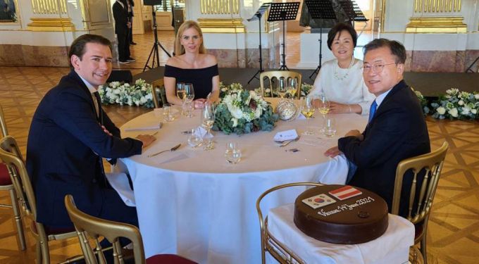 [비엔나(오스트리아)=뉴시스]박영태 기자 = 오스트리아를 국빈 방문 중인 문재인 대통령과 김정숙 여사가 14일(현지시간) 비엔나 쇤브룬궁 1층 ‘그로세 갈레리에’(Große Galerie)에서 열린 오스트리아 제바스티안 쿠르츠 총리 주최 오찬에 참석해 있다. (사진=청와대 제공) 2021.06.15. photo@newsis.com *재판매 및 DB 금지