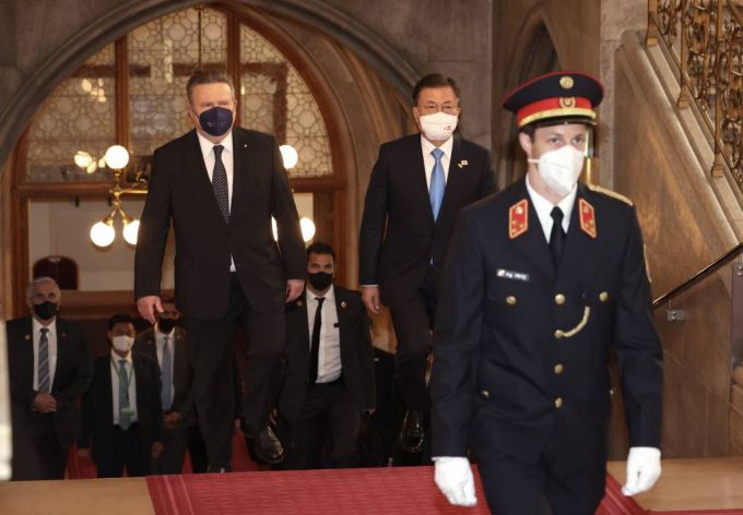 [비엔나(오스트리아)=뉴시스]박영태 기자 = 오스트리아를 국빈 방문중인 문재인 대통령이 14일(현지시간) 비엔나시청을 방문, 미카엘 루드비히 비엔나 시장 등 관계자 영접을 받고 있다.  2021.06.14. since1999@newsis.com