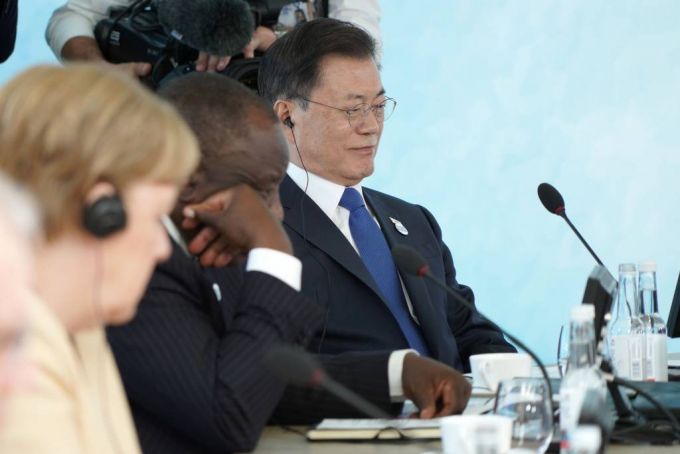 [콘월(영국)=뉴시스]박영태 기자 = 문재인 대통령이 13일(현지시간) 영국 콘월 카비스베이에서 열린 '기후변화 및 환경' 방안을 다룰 G7 확대회의 3세션에 참석해 있다. . 2021.06.13. since1999@newsis.com