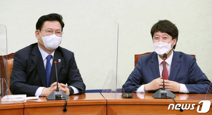 (서울=뉴스1) 구윤성 기자 = 이준석 국민의힘 대표(오른쪽)가 17일 오후 서울 여의도 국회에서 송영길 더불어민주당 대표를 예방해 환담을 나누고 있다, 2021.6.17/뉴스1