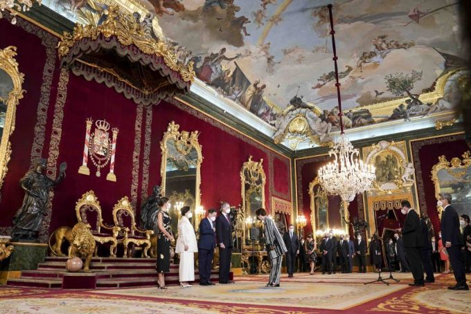 [마드리드(스페인)=뉴시스]박영태 기자 = 스페인을 국빈 방문 중인 문재인 대통령 내외와 펠리페 6세 국왕 내외가 15일(현지시각) 스페인 마드리드 왕궁에서 열린 국빈만찬 시작에 앞서  참석자 접견을 하고 있다. 2021.06.16. since1999@newsis.com