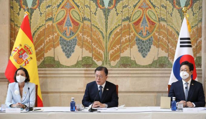 [바르셀로나(스페인)=뉴시스]박영태 기자 = 스페인을 국빈 방문 중인 문재인 대통령이 17일(현지시간) 스페인 바르셀로나 산파우 병원에서 열린 한-스페인 관광산업 라운드테이블에 참석해 발언하고 있다. 2021.06.17. since1999@newsis.com