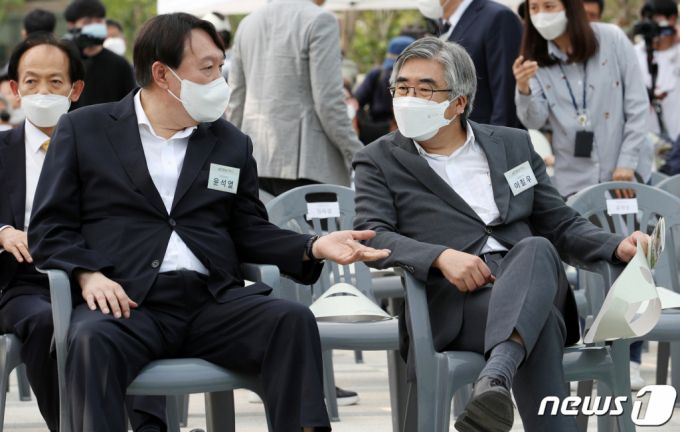 (서울=뉴스1) 이동해 기자 = 윤석열 전 검찰총장이 9일 서울 중구 남산예장공원 개장식에서  이회영 선생의 증손자이자 친구로 알려진 이철우 연세대 교수와 대화하고 있다. 2021.6.9/뉴스1