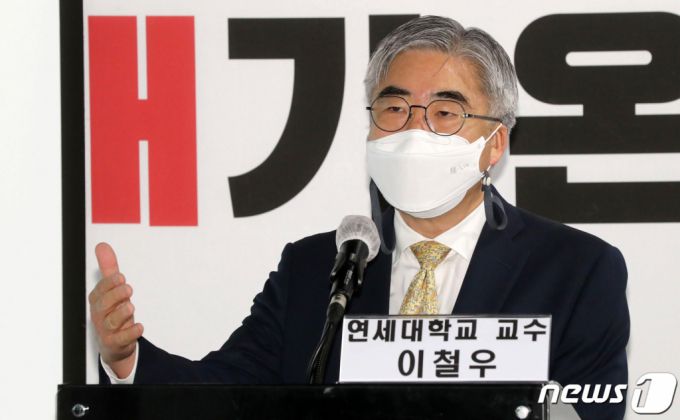 (서울=뉴스1) 구윤성 기자 = 이철우 연세대 법학전문대학원 교수가 16일 오전 서울 여의도 국민의힘 당사에서 열린 당내 초선 모임 '명불허전 보수다'에서 '정치의 사법화와 사법의 정치화'를 주제로 강연하고 있다. 2021.6.16/뉴스1