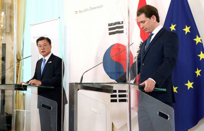 [비엔나(오스트리아)=뉴시스박영태 기자 = 오스트리아를 국빈 방문중인 문재인 대통령이 14일(현지시간) 오스트리아 비엔나 총리실에서 제바스티안 쿠르츠 총리와의 공동기자회견을 하고 있다. 2021.06.14. since1999@newsis.com