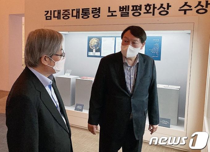 윤석열 전 검찰총장이 지난 11일 오후 서울 마포구 '연세대 김대중 도서관'을 방문해 김성재 김대중평화센터 상임이사의 안내를 받으며 전시물을 살펴보고 있다. (윤석열측 제공) /사진=뉴스1