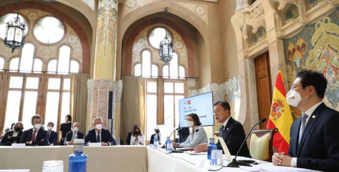 [바르셀로나(스페인)=뉴시스]박영태 기자 = 스페인을 국빈 방문 중인 문재인 대통령이 17일(현지시간) 스페인 바르셀로나 산파우 병원에서 열린 한-스페인 관광산업 라운드테이블에 참석해 발언하고 있다. 2021.06.17. since1999@newsis.com