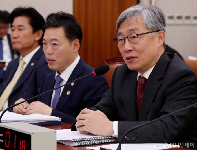 최재형 감사원장이 19일 오전 서울 여의도 국회에서 열린 법제사법위원회 전체회의에서 의원 질의에 답변하고 있다. /사진=홍봉진 기자 honggga@