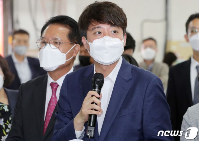 이준석 국민의힘 대표가 18일 전북 군산형 일자리 기업 현장 방문 및 간담회를 위해 군산시 명신공장을 찾은 가운데 (주)명신 군산공장 관계자에게 질문을 하고 있다. /사진=뉴스1