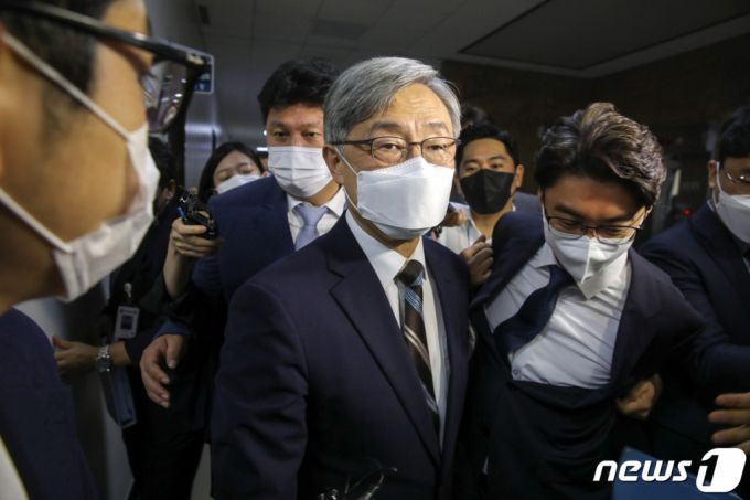 (서울=뉴스1) 구윤성 기자 = 최재형 감사원장이 18일 오전 서울 여의도  국회에서 열린 법제사법위원회 전체회의에 출석하며 취재진들의 질문을 받고 있다. 2021.6.18/뉴스1