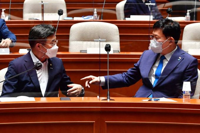 [서울=뉴시스]최동준 기자 = 더불어민주당 송영길 대표와 윤호중 원내대표가 18일 오후 서울 여의도 국회에서 열린 더불어민주당 부동산 세제 논의를 위한 정책 의원총회에 참석해 대화하고 있다. (공동취재사진) 2021.06.18. photo@newsis.com