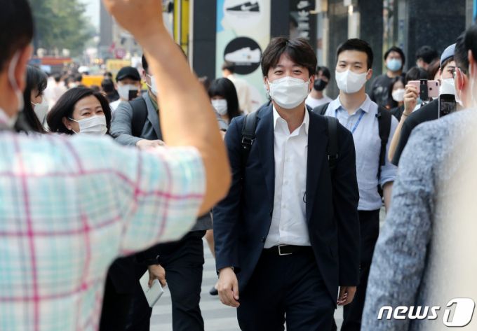 이준석 국민의힘 대표가 20일 오후 서울 강남역 인근에서 태영호 의원 주최로 열린 청년토론배틀에 참석하고 있다.  이날 행사는 강남갑 당원협의회(위원장 태영호 의원)에서 기획했던 '청국장, 청년이 바라는 국민의힘 소통의장' 프로젝트에 이 대표가 참여 의사를 표명하면서 이뤄졌다. /사진=뉴스1