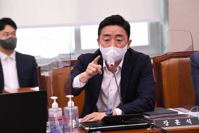 강훈식 더불어민주당 의원이 지난 4월23일 오전 서울 여의도 국회에서 열린 산업통상자원중소벤처기업위원회 전체회의에서 김정재 국민의힘 의원과 언쟁을 벌이고 있다. / 사진제공=뉴시스