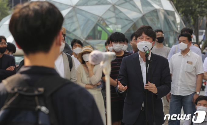 이준석 국민의힘 대표가 20일 오후 서울 강남역 인근을 찾아 청년들의 의견을 경청하고 있다. 이날 행사는 강남갑 당원협의회(위원장 태영호 의원)에서 기획했던 '청국장, 청년이 바라는 국민의힘 소통의장' 프로젝트에 이 대표가 참여 의사를 표명하면서 이뤄졌다. /사진=뉴스1.