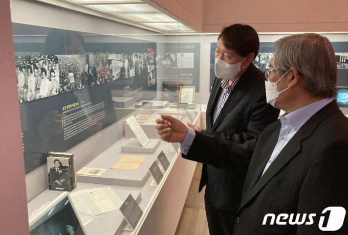 (서울=뉴스1) = 윤석열 전 검찰총장이 지난 11일 오후 서울 마포구 '연세대 김대중 도서관'을 방문해 김성재 김대중평화센터 상임이사의 안내를 받으며 전시물을 살펴보고 있다.(윤 전 총장측 제공) 2021.6.15/뉴스1