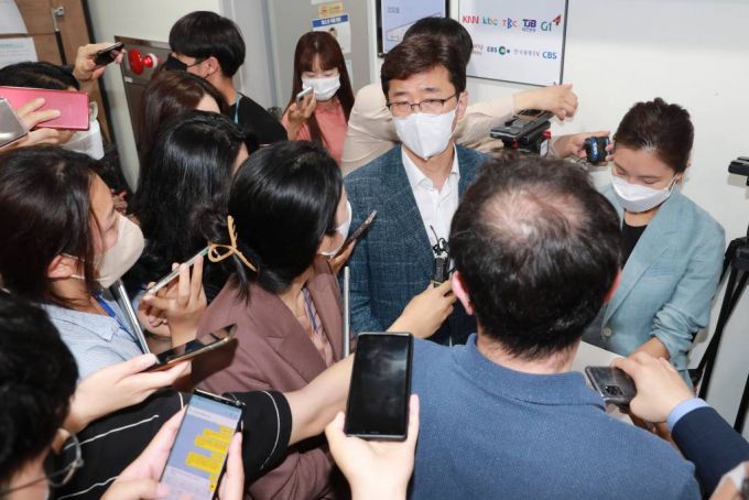 고용진 더불어민주당 수석대변인이 이달 8일 오후 서울 여의도 국회 소통관에서 국민권익위원회의 더불어민주당 국회의원 부동산 거래 전수조사 결과에 대한 브리핑을 마친후 취재진의 질문에 답변하고 있다. / 사진제공=뉴시스