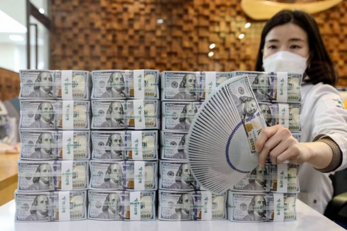 [서울=뉴시스김병문 기자 = 서울 중구 하나은행 위변조대응센터에서 직원이 달러화를 검수하고 있다. 2021.01.06. dadazon@newsis.com