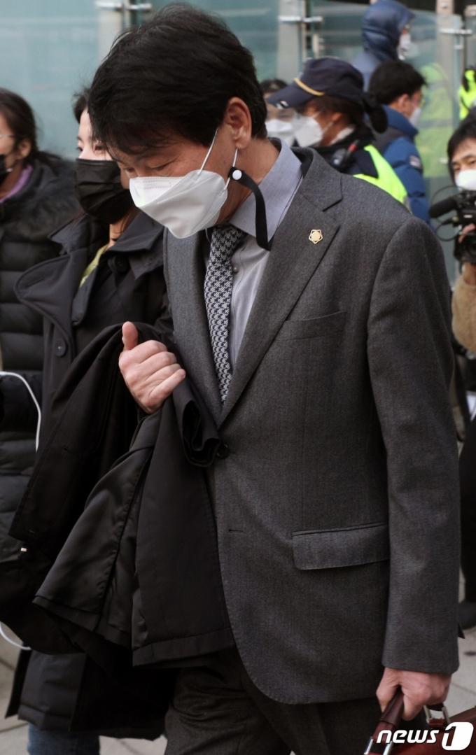 (서울=뉴스1) 황기선 기자 = 윤석열 검찰총장 측 특별변호인 손경식 변호사가 22일 오후 서울 서초구 서울행정법원에서 열린 윤 총장의 2개월 정직 처분에 대한 집행정지 신청 사건 재판을 마치고 법원을 나서고 있다. 2020.12.22/뉴스1