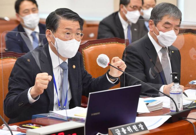 [서울=뉴시스]최동준 기자 = 은성수 금융위원장이 17일 서울 여의도 국회에서 열린 정무위원회의에서 질의에 답변하고 있다. (공동취재사진) 2021.02.17. photo@newsis.com