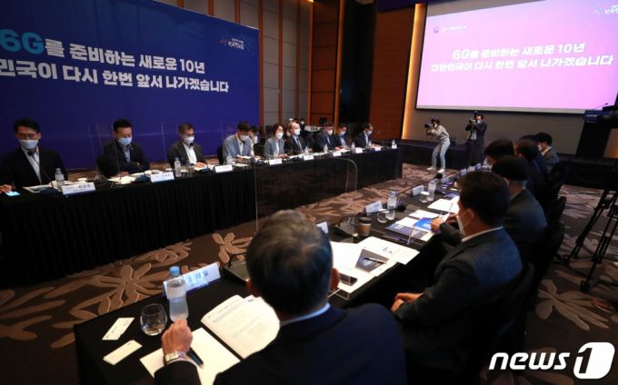 (서울=뉴스1) 구윤성 기자 = 임혜숙 과학기술정보통신부 장관이 23일 오전 서울 영등포구 콘래드호텔에서 열린 6G 전략회의에서 모두발언을 하고 있다. 정부는 이번 회의에서 6G 핵심 기술 및 표준 선점을 위해 오는 2025년까지 저궤도 통신위성, 초정밀네트워크기술 등 6대 중점 분야 10대 전략 기술에 총 2천200억원을 투자한다고 밝혔다. 2021.6.23/뉴스1