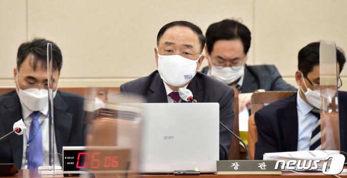 홍남기 부총리 겸 기획재정부 장관이 23일 국회에서 열린 기획재정위원회 전체회의에 출석, 의원 질의에 답변하고 있다. /사진=뉴스1