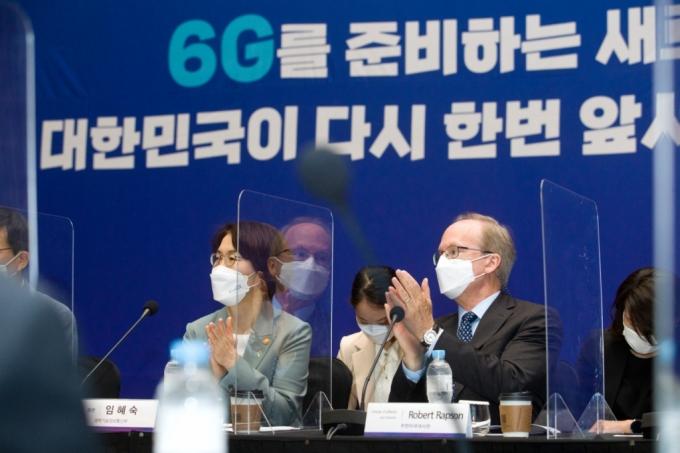 임혜숙 과학기술정보통신부 장관이 23일 오전 서울 영등포구 콘래드호텔에서 열린'6G 전략회의' 에 참석해 박수를 치고 있다. 오른쪽은 로버트 랩슨 주한미국대사 대리. /사진=과학기술정보통신부