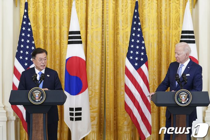 (서울=뉴스1) = 문재인 대통령과 조 바이든 미국 대통령이 21일 오후(현지시간) 한미정상회담 뒤 백악관 이스트룸에서 공동 기자회견을 하고 있다.(청와대 제공) 2021.5.22/뉴스1