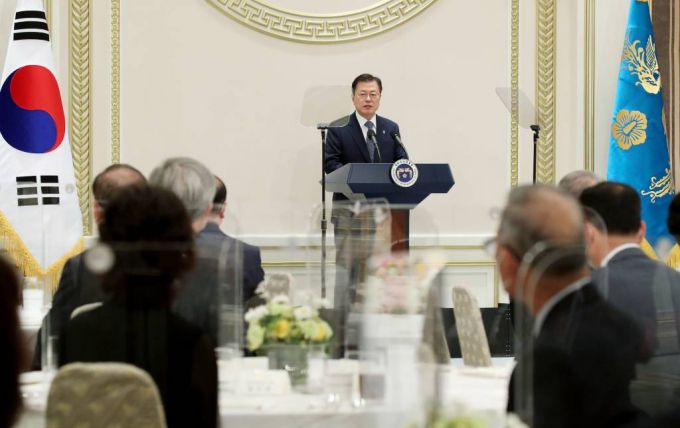 [서울=뉴시스]김진아 기자 = 문재인 대통령이 24일 청와대 영빈관에서 열린 '국가유공자 및 보훈가족 초청 오찬'에서 인사말을 하고 있다. 2021.06.24. bluesoda@newsis.com