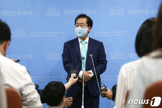 1년 3개월만에 국민의힘에 복당한 홍준표 의원이 24일 국회 소통관에서 기자회견을 하고 있다. /사진=뉴스1.