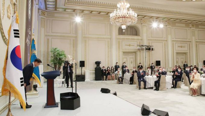 [서울=뉴시스]김진아 기자 = 문재인 대통령이 24일 청와대 영빈관에서 열린 '국가유공자 및 보훈가족 초청 오찬'에 참석해 인사말을 마친 후 인사를 하고 있다. 2021.06.24. bluesoda@newsis.com